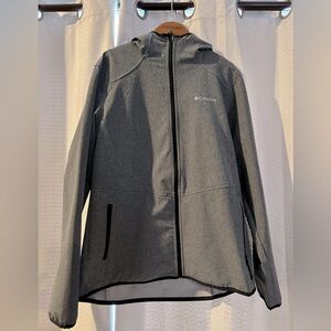 Women’s Columbia lightweight hooded windbreaker.